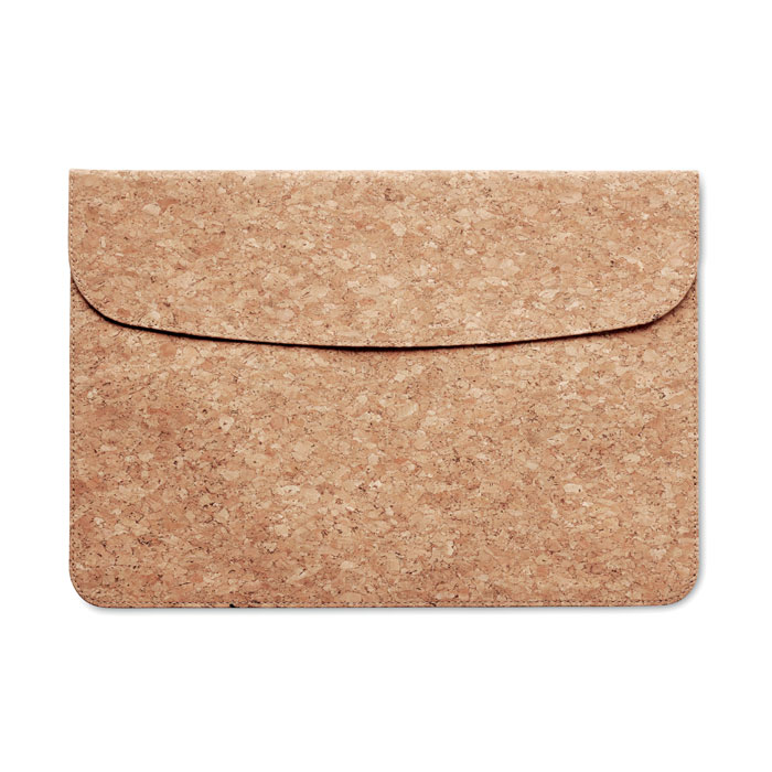 Een zogenoemde laptop cover met -volgens opgave- onder andere de volgende kenmerken:
- een hoes, speciaal ontworpen voor bescherming- en vervoer van een laptop van maximaal 14”;
- de buitenzijde is vervaardigd van kurk;
- de binnenzijde heeft een voering van textielweefsel;
- voorzien van een magnetische sluiting;
- 1 compartiment;
- afmetingen zijn 37 x 26 cm (l x b).