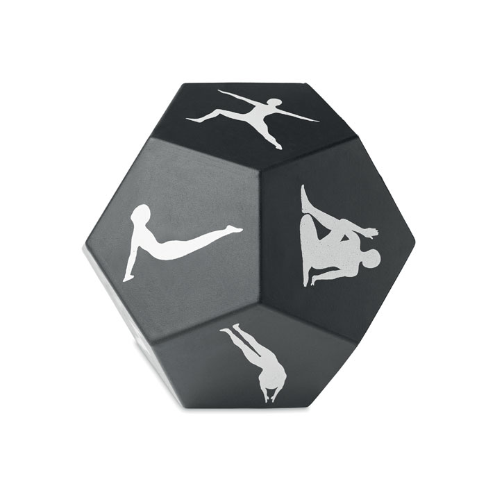 Een zogenoemde yoga-dobbelsteen met –volgens opgave- onder andere de volgende kernmerken:
- voor gebruik bij het uitoefenen van yoga-oefeningen;
- vervaardigd van polyurethaan met 11 vlakken;
- op de dobbelsteen staan 11 verschillende houdingen afgedrukt.
