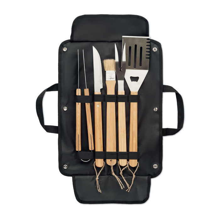 Een barbecue gereedschap set met –volgens opgave- onder andere de volgende kenmerken:
- voor het bereiden van etenswaren op een barbecue;
- een tang, een vleesmes, een vleesvork en een spatel vervaardigd van roestvrijstaal met een handvat van hout; 
- een borstel van varkenshaar met een handvat van hout.
Het geheel wordt aangeboden voor de verkoop in het klein, verpakt in een tas van gewaxt katoenen weefsel met elastieken om de spullen op hun plaats te houden.