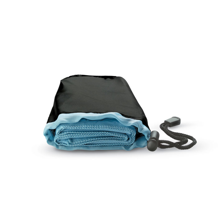 Een handdoek met –volgens opgave- onder andere de volgende kenmerken en eigenschappen:
- ontworpen voor gebruik bij het sporten;
- vervaardigd van een weefsel van synthetische vezels;
- aan de randen voorzien van een stiksel;
- afmetingen zijn 80 x 40 cm (l x b).
Het artikel wordt aangeboden in een zakje van textiel met een trekkoordsluiting.