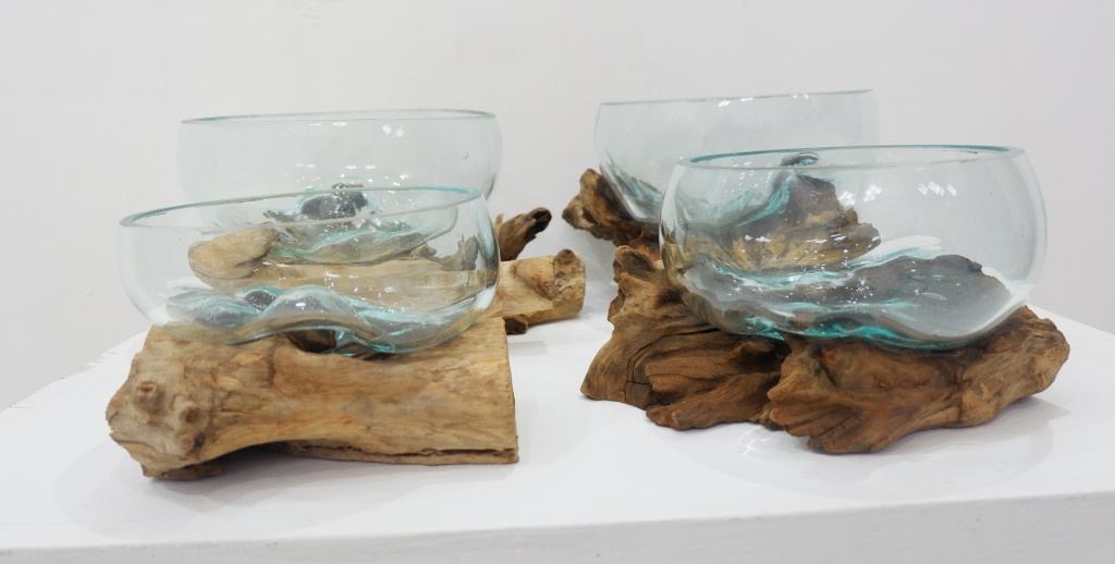 Een samengesteld artikel met -volgens opgave- onder meer de volgende kenmerken en eigenschappen:
- bedoeld voor woningdecoratie;
- een basis van hout;
- een glazen bol met een diameter van 13 of 18 centimeter;
- 80% hout;
- 20% glas;
- handwerk.