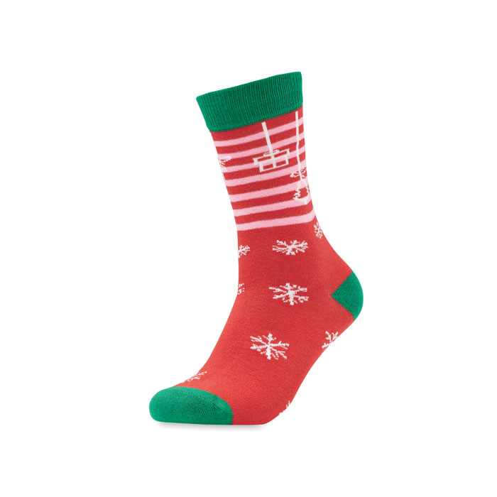 Een paar zogenoemde kerstsokken met –volgens opgave- onder andere de volgende kenmerken en samenstelling:
- bestemd om aan de voeten te dragen;
- een breiwerk van katoen, RPET en spandex;
- het artikel is in verschillende kleuren en met verschillende wintermotieven te verkrijgen.
De sokken zijn per 2 opgemaakt voor de verkoop in het klein.