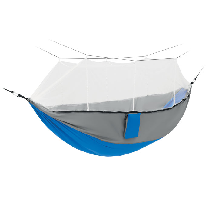 Een lichtgewicht hangmat met klamboe met -volgens opgave- onder andere de volgende kenmerken:
- bedoeld om tussen 2 bomen op te hangen;
- vervaardigd van een weefsel van nylon;
- voorzien van 2 gevlochten koorden met een karabijnhaak van onedel metaal;
- een geïntegreerde klamboe vervaardigd van een net van polyester; 
- aan 1 zijde voorzien van een ritssluiting;
- aan de bovenzijde voorzien van lussen;
- een aan de hangmat gestikte opbergtas met aantrekkoord en stopper;
- een draaggewicht tot maximaal 200 kg;
- afmetingen van ongeveer 260 x 140 cm.
Het artikel is opgemaakt voor de verkoop in het klein in een doorzicht plastic zakje en wordt tezamen verpakt met
niet karakterbepalende goederen zoals 2 gevlochten koorden en een gebruiksaanwijzing.