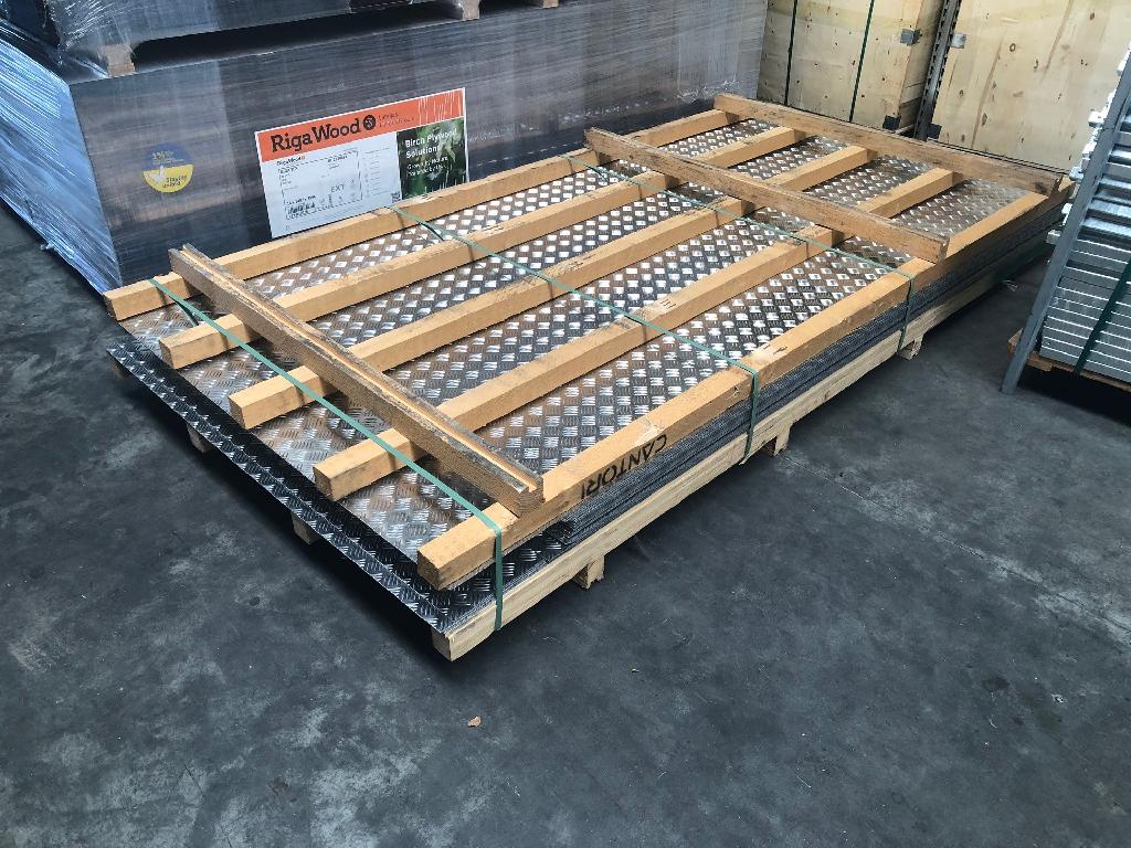 Een zogenoemde traanplaat met –volgens opgave- onder andere de volgende samenstelling en kenmerken:
- voor gebruik als bodemplaat voor onder andere aanhangwagens en boottrailers;
- vervaardigd van een aluminium legering (gradatie 3003);
- plat en rechthoekig, met een traan;
- in 2 verschillende afmetingen, 3000x1500x3mm en 4000x1800x3mm;
- dikte van de bodemplaat is 2mm exclusief traan en 3mm inclusief traan.