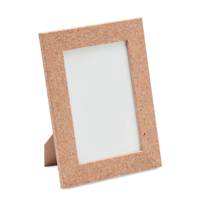 Een fotolijst met –volgens opgave- onder andere de volgende kenmerken en samenstelling:
- om foto’s of afbeeldingen in te plaatsen;
- een frame van MDF-hout;
- een buitenzijde van kurk;
- voorzien van een glasplaat;
- voorzien van 2 ophanghaakjes van onedel metaal;
- afmetingen van 14 x 19 x 0,9 cm (l x b x h) en de maat van de foto is maximaal 10 x 15 cm.