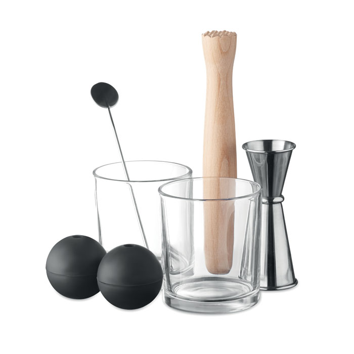 Een zogenoemde cocktailset met –volgens opgave- onder andere de volgende kenmerken en samenstelling:
- om drankjes en cocktails te mixen en te serveren;
- 2 glazen zonder voet, zogenoemde tumblers, niet geslepen of op andere wijze versierd;
- een houten stamper;
- een roestvrijstalen roerstaafje;
- een dubbelzijdige roestvrijstalen maatbeker (jigger) met een inhoud van 25 en 50 ml;
- 2 bolvormige siliconen ijsvormen;
Het geheel is opgemaakt voor de verkoop in het klein en is verpakt in een kartonnen doos met opmaat gemaakte vakken voor de artikelen.