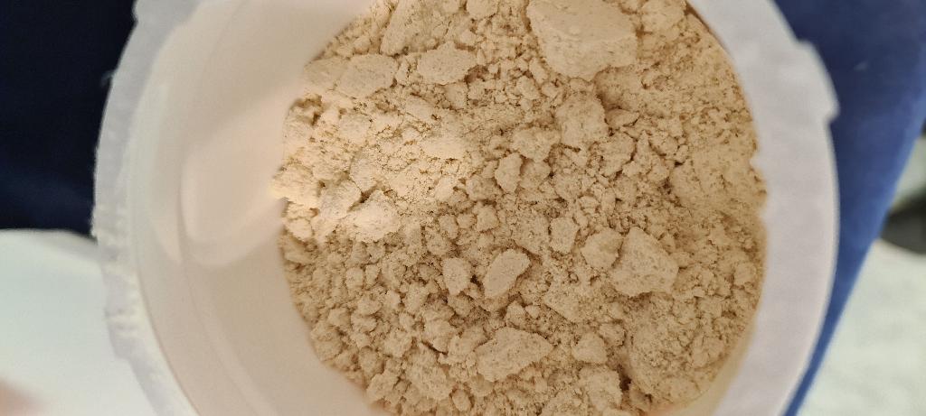 Een zogenoemde proteïne bakmix met -volgens opgave- onder meer de volgende kenmerken en ingrediënten:
- bestemd voor het bakken van onder andere proteïne pannenkoeken en cake;
- voor menselijke consumptie;
- in de verschijningsvorm van een fijn beige poeder;
- een mengsel van weiproteïne, haverbloem, heeleipoeder, calciumcaseïnaat en bakpoeder.
Het product is opgemaakt voor de verkoop in het klein en wordt aangeboden in een kunststof pot met een netto gewicht van 480 gr.
