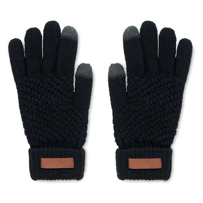 Een paar handschoenen met –volgens opgave- onder andere de volgende samenstelling en kenmerken:
- om de handen warm te houden en tegelijkertijd een touchscreen te kunnen bedienen;
- vervaardigd van een breiwerk van RPET;
- voorzien van een etiket dat bedrukt kan worden;
- de vingertoppen van de duim en wijsvinger zijn voorzien van tactiele uiteinden;
- aan de randen voorzien van een dubbelgeslagen ribboord.
De handschoenen zijn opgemaakt voor verkoop in het klein.