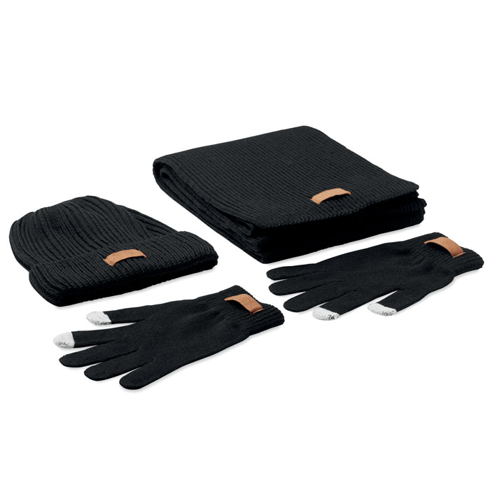 Een zogenoemde 3-delige winterset met –volgens opgave- onder andere de volgende samenstelling en kenmerken:
- om warm te blijven in de winter;
- een muts van gebreide synthetische textiel (RPET);
- een paar touchscreenhandschoenen van gebreide synthetische textiel (RPET) met vingertoppen van gebreid acryl;
- een sjaal van gebreide synthetische textiel (RPET);
- voorzien van een label dat bedrukt kan worden.
Het geheel is opgemaakt voor de verkoop in het klein en verpakt in een kartonnen doos.