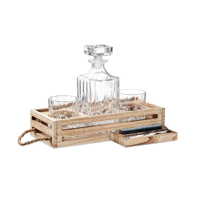 Een zogenoemde whiskyset met –volgens opgave- onder andere de volgende kenmerken en bestaande uit:
- om whisky te decanteren en te drinken;
- 1 glazen karaf met een glazen stop en facetslijpsel;
- 2 glazen met facetslijpsel;
- 1 houten houder met draagtouwen en vakken waarin de glazen en de karaf passen;
- 1 houten houder met 6 basaltstenen ijsblokjes, deze zijn herbruikbaar;
- 1 roestvrij stalen tang om de ijsblokjes op te pakken;
- de inhoud van de karaf is 700 ml;
- de inhoud van de glazen is 300 ml per glas.
Het geheel is opgemaakt voor de verkoop in het klein in een kartonnen doos met uitsparingen voor de verscheidene onderdelen van de set.