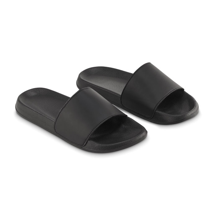 Een zogenoemde badslipper met -volgens opgave- de volgende kenmerken:
- voor gebruik bij het lopen in een badkamer of vochtige omgeving;
- een vlakke buitenzool met een rasterprofiel (anti-slip), vervaardigd van kunststof (EVA);
- een voorgevormd binnenzool, die één geheel vormt met de buitenzool;
- een voorblad van kunststof (PU) zonder voorzijde (met een uitsparing) dat aan de binnenzool is bevestigd;
- een binnenzoollengte van 24 cm of meer.