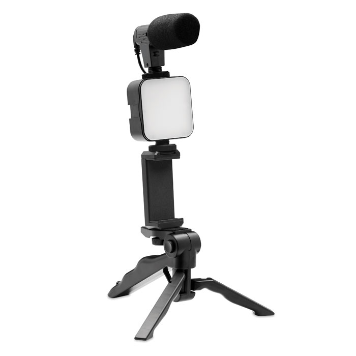 Een zogenoemde smartphone video kit met -volgens opgave- de volgende kenmerken en samenstelling:
- ontworpen om met de camera(s) van een smartphone video-opnames te maken en hierbij het onderwerp te belichten en van een mondeling commentaar te voorzien;
- bestaande uit een statief, een microfoon, een LED lamp, een telefoonhouder, een dongle adapter en een 3,5 mm audiokabel;
- een inklapbaar statief van kunststof met 3 poten;
- een kantelbaar plateau voor het bevestigen van de smartphonehouder;
- een vergrendel-mechanisme voor het in verschillende posities brengen van het kantelbare plateau;
- een U-vormige smartphonehouder die horizontaal of verticaal op het plateau kan worden bevestigd met:
-- een bevestigingspunt voor de led lamp;
-- een verend verstelmechanisme om verschillende smartphones vast te kunnen houden;
- een led lamp:
--  600 Lm, 10 regelbare niveaus, maximum vermogen 2W;
-- een batterijhouder voor 2 AA-batterijen;
-- 3 drukknoppen voor aan-/uit, meer licht of minder licht;
-- aan 3 zijden voorzieningen voor het plaatsen van de microfoon;
- een microfoon afgedekt met kunststof met celstructuur met audio aansluiting.
Het geheel wordt aangeboden met tezamen verpakt met niet karakterbepalende artikelen, zoals een audiokabel, een audio-naar-lightning kabel en een gebruikershandleiding.