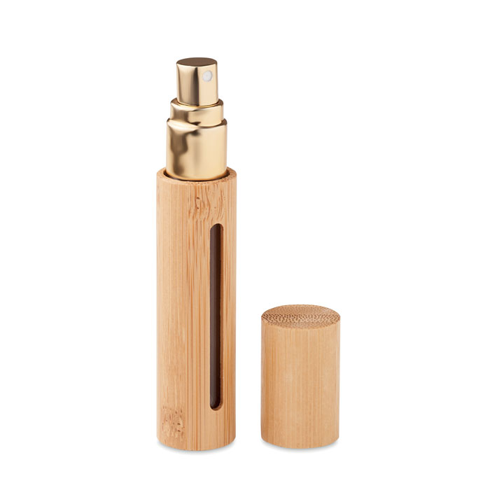 Een zogenoemde mini parfumverstuiver met -volgens opgave- onder andere de volgende samenstelling en kenmerken:
- voor het vernevelen van vloeistoffen, zoals bijvoorbeeld parfum en muggenspray;
- een flacon en een sproeimondstuk van kunststof;
- een huls van bamboe;
- het mondstuk kan losgeschroefd worden om de flacon met vloeistof te vullen;
- aangeboden zonder vloeistof;
- met een inhoud van 10 ml;
- met een diameter van ongeveer 2 cm en een hoogte van 9,8 cm;
- verpakt per 500 stuks in een kartonnen doos.