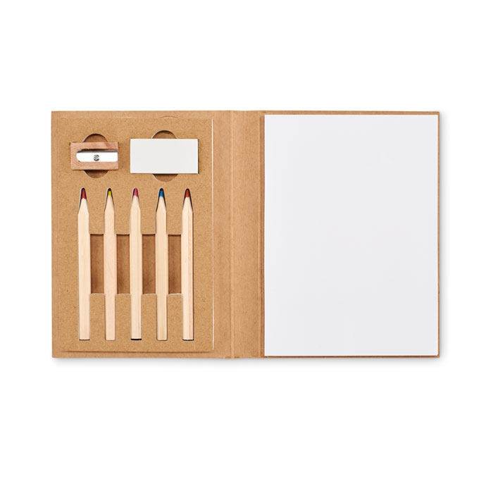 Een tekenset met –volgens opgave- de volgende kenmerken en eigenschappen:
- voor het tekenen en kleuren;
- 5 kleurpotloden; 
- 1 gum;
- 1 puntenslijper met een behuizing van hout;
- een kartonnen omslag met aan de binnenzijde uitsparingen voor de potloden, de puntenslijper en de gum; 
- een notitieblok met 60 vellen wit papier;
- afmetingen van ongeveer 14,5 x 10,5 cm.

 Het geheel is opgemaakt voor de verkoop in het klein en wordt per 100 stuks aangeboden in een kartonnen doos.