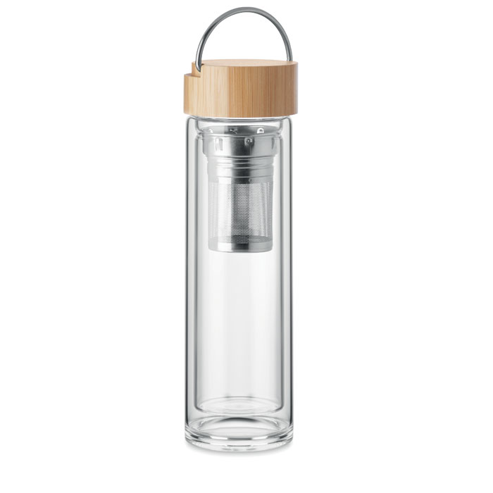 Een zogenoemde dubbelwandige glazen fles met -volgens opgave- onder meer met de volgende samenstelling en kenmerken:
- vervaardigd van glas van borosilicaat;
- dubbelwandig;
- een lekvrije schroefdop van bamboe;
- aan de binnenzijde een verwijderbare theezeef van onedel metaal;
- een inhoud van 400 ml;
- met een diameter van ongeveer 6,5 cm en een hoogte van ongeveer 23,5 cm.

Opgemaakt voor de verkoop in het klein in een kartonnen doosje met klepsluiting en verpakt per 20 stuks in een kartonnen doos.