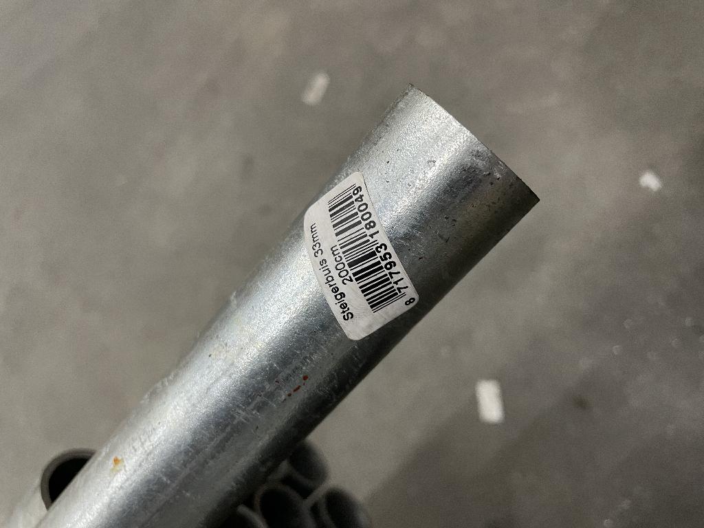 Een stalen buis met -volgens opgave- onder andere de volgende technische en uiterlijke kenmerken:
- als decoratieve toepassing in steigerhout meubels;
- vervaardigd van gegalvaniseerd staal;
- een diameter van 33.7 mm of 48.3 mm;
- een lengte van 1000, 2000 of 3000 mm;
- de buizen kunnen worden voorzien van koppelstukken.