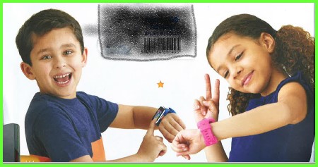 Een zogenoemde multifunctionele smartwatch voor kinderen met -volgens opgave- onder andere de volgende kenmerken:
- bedoeld voor vermaak en educatie van kinderen van 5 tot 13 jaar;
- voor het maken en bewerken van foto’s en zeer korte video’s;
- het spelen van spelletjes;
- het opnemen, weergeven, bewerken van geluid en een stemvervormer;
- een bewegingssensor;
- een stappenteller;
- een klok, een stopwatch, een timer, een wekker, en een kalender;
- een kleuren touchscreen van 1,44 inch en een selfie-camera;
- de achterkant voorzien van een accuschakelaar;
- aan de zijkant bevinden zich een camera, een micro usb-ingang, een camera- en een hoofdmenutoets;
- een intern geheugen van 256 MB;
- een ingebouwde oplaadbare accu;
- in de vorm van een polshorloge met een kunststof polsband;
- geen wireless connectie met internet;
- kan met een USB-kabel worden verbonden en opgeladen aan een gegevensverwerkende machine.
Opgemaakt voor verkoop in het kleine en wordt aangeboden tezamen verpakt met een niet karakterbepalende micro USB-adapter.