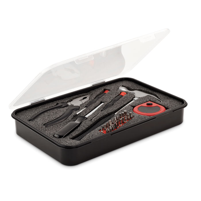 Een zogenoemde multi-tool set met – volgens opgave – onder andere de volgende samenstelling en kenmerken:
- een meetlint:
-- van onedel metaal;
-- in een kunststof behuizing;
-- een schuifknop om het meetlint vast te zetten;

- een hamer van carbonstaal met een kunststof handvat;
- een combinatietang van carbonstaal met een kunststof handvat;
- een bithouder van carbonstaal met een kunststof handvat;
- 20 bits van carbonstaal, die in de bithouder kunnen worden vastgemaakt om daarna gebruikt te worden als onder andere een (kruiskop)schroevendraaier, een inbussleutel en een torquesleutel;
-- een houder vervaardigd van kunststof met passende openingen voor het opbergen van de bits;
- 2 precisieschroevendraaiers van carbonstaal met kunststof handvatten;
- een opbergdoos met kliksluiting van kunststof;
- een inlegvel van kunststofschuim met uitsparingen voor de gereedschappen;
- afmetingen van ongeveer 27,5 x 17 x 4 cm;
- gewicht van ongeveer 976 gram.

Verpakt in een kartonnen doos met klepsluiting voor de verkoop in het klein, die per 10 stuks zijn verpakt in een kartonnen doos.