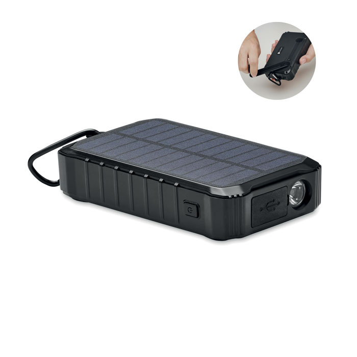 Een zogenoemde zon/dynamolader met -volgens opgave- onder andere de volgende uiterlijke en technische kenmerken:
- voor het opladen van elektrische apparaten;
- een powerbank;
- een oplaadbare batterij met een capaciteit van 8000 mAh / 29,6 W;
- een accumulator met een uitgangsstroom van DC 5V/2,1A;
- een rechthoekige behuizing van kunststof;
- een zonnepaneel;
- een bedieningsknop voor de ledlamp aan de zijkant;
- een opening voor een haak aan de achterkant;

- een platte kant:
-- een handzwengel voor het handmatig opladen met een opening voor het opbergen van de handzwengel;
-- 5 led-indicatoren voor de accustatus;

- de voorkant:
-- een 100 lumen led-lamp;
-- een USB-C poort;
-- 2 USB-A poorten;
-- de USB-poorten kunnen worden gedicht met een kunststof afsluiter aan een kort koordje, dat vastzit aan de behuizing;
- afmetingen van ongeveer 14,5 x 7,9 x 3,4 cm;
- een gewicht van ongeveer 316 gram.

Het artikel is verpakt in een kartonnen doos met klepsluiting voor de verkoop in het klein en per 40 stuks in een kartonnen doos.
