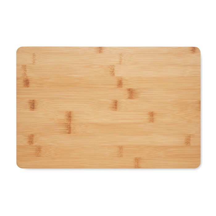 Een bamboe snijplank en broodmes met -volgens opgave- onder andere de volgende kenmerken:
- voor het snijden van een brood;
- een snijplank:
-- vervaardigd van bamboe;
-- afmetingen van 35,5 x 23,5  x 1 cm;
-- afgeronde hoeken;
-- een uitsparing voor het mes;
-- 7 uitsparingen van 33,5  x 1 cm;
-- 2 uitsparingen van 26,5 x 1 cm lang;
- een getand broodmes vervaardigd van roestvrijstaal met een bamboe handvat.
Het geheel is opgemaakt voor de verkoop in het klein en wordt per 15 stuks aangeboden in een kartonnen doos.
