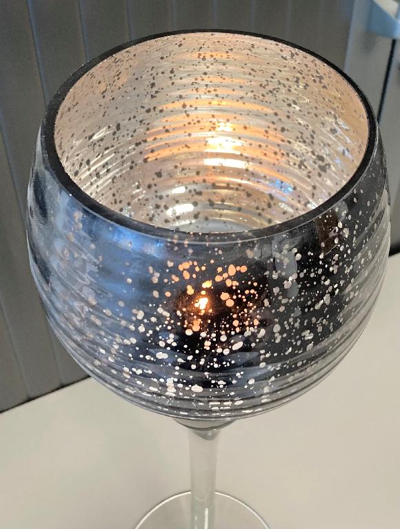 Een kelk met -volgens opgave- onder andere de volgende kenmerken en eigenschappen:
- voor decoratieve doeleinden;
- van mechanisch vervaardigd glas;
- een uivormige bovenzijde met een vlakke rand;
- een steel die aan de bovenzijde, onder de uivorm, twee bredere ringen heeft;
- een ronde voet;
- in de onderzijde van de uivorm bevindt zich in het bredere deel van de steel een ronde holte met een vlakke bodem;
- een hoogte van ongeveer 40 cm en een diameter van ongeveer 13 cm.