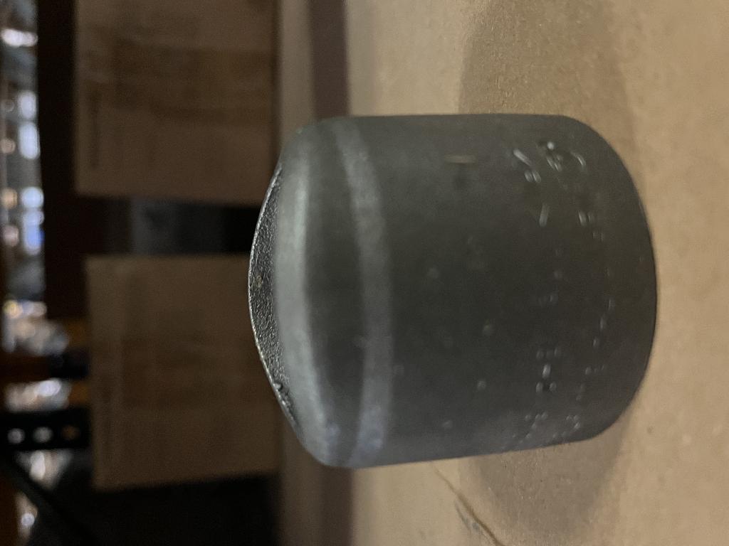 Een zogenoemde standaard outlet, zijnde een leidingaansluiting met -volgens opgave- de volgende uiterlijke en technische kenmerken:
- ontworpen om een zijtak te maken op buisleidingen van een sprinklerinstallatie;
- vervaardigd van staal;
- aan één uiteinde aan de binnenzijde voorzien van schroefdraad;
- aan het andere uiteinde geschikt om aan een buis te lassen door een robot of op locatie;
- rond, in diverse lengtes en diverse binnendiameters;
- voor een druk van minder dan 300 psi/20 bar.