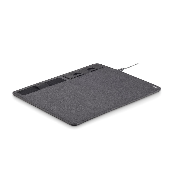 Een muismat met ingebouwde inductie oplader met -volgen opgave- de volgende kenmerken en eigenschappen:
- voor het verbeteren van de werking van invoereenheid werkend met x-y coördinaten in de vorm van een zogeheten muis;
- voor het met inductie draadloos opladen van bijvoorbeeld een mobiele telefoon;
- een buitenzijde van 2 verschillende weefsels van texielvezels van polyetheyleentereftalaat;
- in het weefsel zijn aan de gebruikszijde 2 rechthoekige vakken aanwezig, waarvan één met een brug van elastiek voor het borgen van voorwerpen, zoals schrijfgerei, en in het andere vak een uitklapbare standaard met klittenband;
- tussen de weefsels zijn inductie elementen en hun aansturing aangebracht, als mede een versteviging, waardoor de mat niet kan worden opgerold;
- de beide weefsels zijn met stiksels aan elkaar verbonden;
- met USB-C aansluiting.
Aangeboden in een kartonnen doos met niet karakter bepalende artikelen zoals een gebruiksaanwijzing.