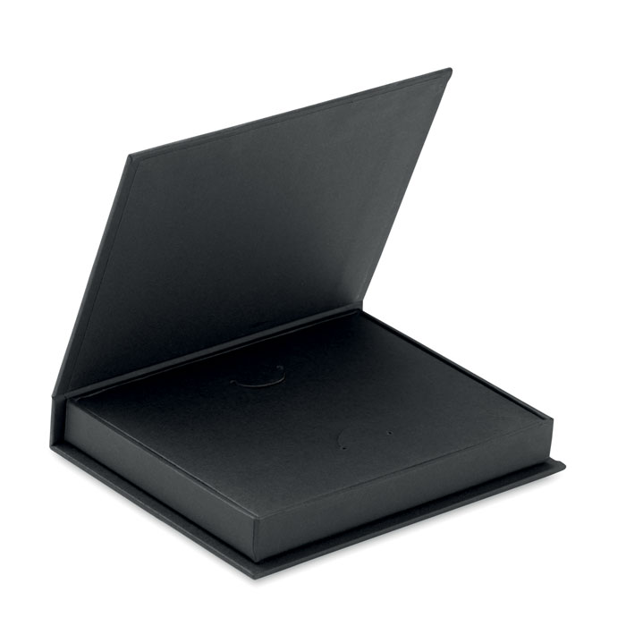 Een geschenkverpakking voor cadeaubonnen met -volgens opgave- onder andere de volgende kernmerken en samenstelling:
- ontworpen voor de verpakking van cadeaubonnen;
- vervaardigd van kraftpapier 120 gr/m2:
- voorzien van een magneetsluiting;
- afmetingen zijn: 13,5 x 10,5 x 2 cm, met een gewicht van ongeveer 80 gram.
Het product is in meerdere kleuren verkrijgbaar.