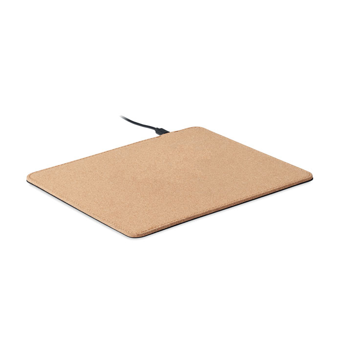 Een muismat met ingebouwde inductieoplader met -volgens opgave- onder andere de volgende kenmerken en eigenschappen:
- voor het verbeteren van de werking van invoereenheid werkend met x-y coördinaten in de vorm van een zogenoemde muis;
- voor het door middel van inductie draadloos opladen van bijvoorbeeld een mobiele telefoon;
- met een bovenzijde van geagglomereerde kurk;
- inductie elementen voor een 15W draadloze oplader;
- aan de binnenzijde van het kurk zit een versteviging van karton met uitsparingen voor de inductie elementen;
- aan de binnenzijde van het textiel zit een kartonnen versteviging;
- de beide zijdes zijn door middel van stiksels aan elkaar bevestigd;
- met USB-C aansluiting.
Het artikel wordt aangeboden in een kartonnen doos met niet karakter bepalende artikelen zoals een gebruiksaanwijzing en USB-oplaadkabel.
