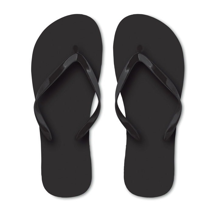 Een teenslipper met -volgens opgave- onder andere de volgende kenmerken:
- om als schoeisel te gebruiken;
- een buitenzool vervaardigd van polyethyleen;
- een bovendeel, V-vormige band, vervaardigd van kunststof van polyvinylchloride;
- de V-vormige band is aan weerszijden van het voetbed en tussen de tenen met pluggen vastgezet aan de zool.
De teenslipper is verkrijgbaar in meerdere maten en kleuren.