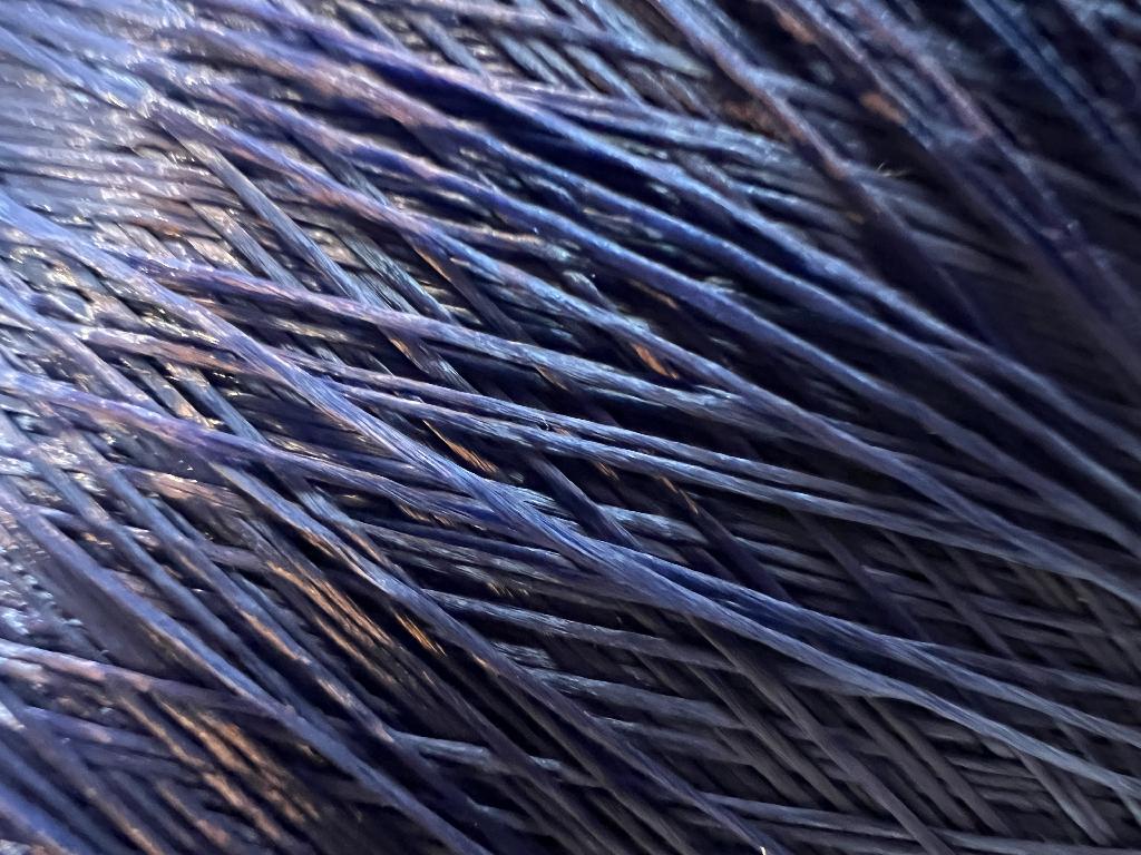 Industriële garens met -volgens opgave- de volgende samenstelling en kenmerken:
- voornamelijk gebruikt voor het weven van (brandvertragende) luchtverdeelslangen en tevens voor kleding, huishoudtextiel en overige industriële toepassingen;
- vervaardigd van polyester door polymerisatie, spinnen en opwikkelen;
- niet getextureerd;
- een twist van meer dan 50 toeren per meter;
- de garens zijn gewikkeld op grote klossen en in het groot verpakt op pallets.