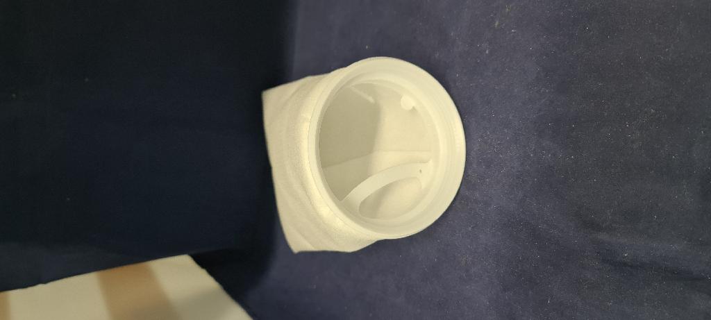Een zogenaamde filterzak met - volgens opgave - onder andere de volgende technische en uiterlijke kenmerken:
- voor het filteren van/en of zuiveren van vloeistoffen;
- voor plaatsing in een filterhouder;
- een membraam van polypropyleen en een gelaste ronde afdichtingsmanchet van kunststof met daarin een versteviging van kunststof;
- in de vorm van een langwerpige zak;
- een nominale afscheiding van 1pm - 200 pm;
- aangeboden in verschillende lengten en doorsneden.