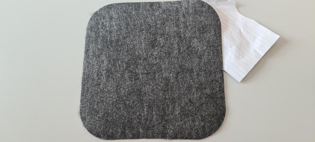 Een zogenoemde toiletmat met zelfklevende achterkant met -volgens opgave de volgende kenmerken en eigenschappen:
- ontworpen voor gebruik bij een toiletpot, een urinoir, een gootsteen of een handendroger;
- voor het schoon, droog en veilig houden van de vloer in sanitaire ruimten;
- een bovenzijde van een spingebonden textielvlies van polypropyleen;
- aan de onderzijde een coating van polyethyleen en een zelfklevende laag;
- vochtabsorberend;
- met afgeronde hoeken en in verschillende vormen;
- verkrijgbaar in verschillende afmetingen en uitvoeringen, als set of apart.