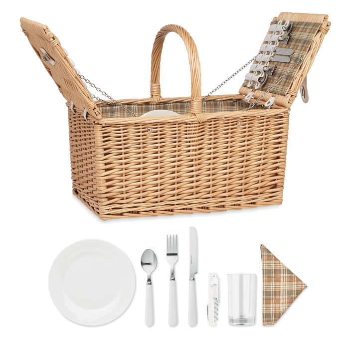 Een assortiment, bestaande uit een zogenoemde picknickmand met inhoud, met -volgens opgave- onder andere de volgende kenmerken en samenstelling:
- ontworpen voor het meenemen van benodigdheden voor een picknick voor 4 personen;
- een mand van rotan met aan de bovenkant een opening in 2 delen;
- keramische bordjes;
- glazen;
- messen, vorken en lepels;
- een kelnermes;
- geweven polykatoenen servetten met een opdruk;
- de mand is aan de binnenzijde voorzien van een voering van geweven polykatoen met dezelfde opdruk als de servetten en banden om het servies en bestek te bevestigen;
- afmetingen van 46 x 31 x 40 cm en een gewicht van 3,88 kg.