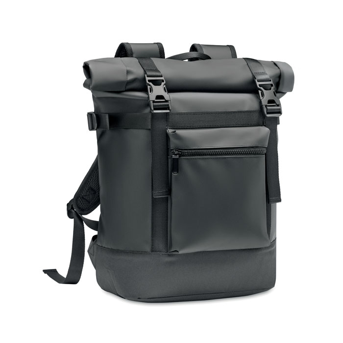 Een zogenoemde rolltop rugzak met -volgens opgave- onder andere de volgende kenmerken en samenstelling:
- voor het opbergen en op de rug vervoeren van goederen;
- een buitenzijde van vellen van kunststof (polyurethaan) en textiel (polyester);
- een opgevulde rugzijde met daaraan 2 verstelbare banden met elementen van kunststof;
- onder de bovenzijde een volledige opening voorzien van een rolsluiting met kunststof elementen;
- een steekvak aan de binnenzijde;
- een opgestikte zak aan de buitenzijde voorzien van een ritssluiting;
- afmetingen van ongeveer 29 x 13 x 37 cm.