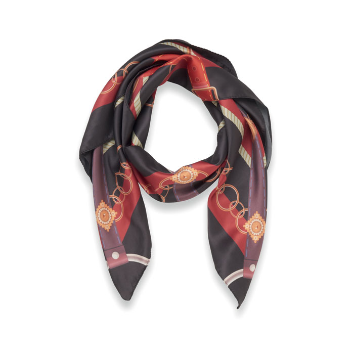 Een sjaal met -volgens opgave- onder andere de volgende kenmerken en samenstelling:
- kan als accessoire worden gedragen om bijvoorbeeld de hals of het hoofd;
- vervaardigd van een weefsel van synthetische garens (polyester);
- aan de randen omgezoomd;
- leverbaar in verschillende motieven en kleuren;
-  vierkant van vorm met afmetingen van ongeveer 90 x 90 cm.
De sjaal is per stuk verpakt in een kartonnen doosje.