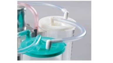 Een zogenoemd gegradueerde canister met –volgens opgave– onder andere de volgende kenmerken:
- voor gebruik in een vochtafzuigsysteem;
- tijdens een operatie;
- een in een speciale vorm en op maat gemaakte herbruikbare beker;
- een anti terugstroomklep op de patiëntpoort; met onder andere een klep, deksel en liner;
- 2 modellen, waarvan een met en een zonder hydrofobe filter;
- een groene liner voor met filter;
- een witte liner voor zonder filter;
- een patiëntpoort en een vacuümpoort;
- functioneert binnen het vacuümwerkende systeem;
- van harde kunststof;
- een inhoud van 2 liter.