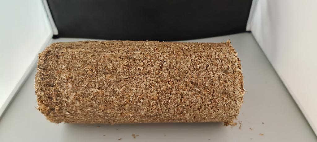 Een zogenoemd strobriket met -volgens opgave- de volgende kenmerken en ingrediënten:
- in de verschijningsvorm van een cilinder van geperst kaf;
- bedoeld als afleidingsmateriaal voor varkens;
- kaf van spelt;
- de bindmiddelen lignobond (bevat calciumligninesulfonaat) en klinofeed (bevat clinoptiloliet);
- een lengte van ongeveer 24 cm.