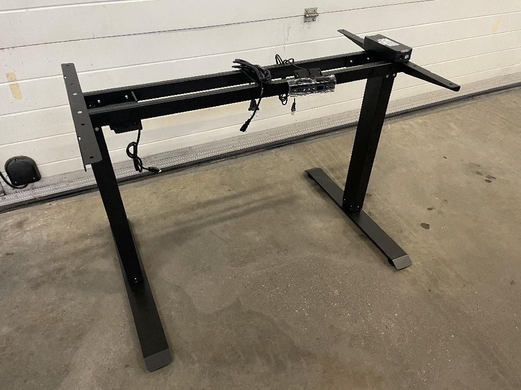 Een onderstel van een bureau (bureau frame) met -volgens opgave- de volgende kenmerken en eigenschappen:
- ontworpen om deel uit te maken van een rechthoekig bureau dat zittend of staand kan worden gebruikt;
- voor kantoorgebruik;
- vervaardigd van onedel metaal;
- 2 elektromechanisch verstelbare poten;
- voorzien van een dwarsverbinding van onedel metaal en montagegaten voor de bevestiging van een bureaublad;
- het geheel is herkenbaar als een onderstel van een bureau zonder bureaublad;
- het frame kan de hoogte van een (compleet) bureau laten variëren van 720 tot 1170 mm.
Het product bestaat uit 81 delen, waaronder een kabelgoot, bevestigingsmiddelen en inbussleutels en is gezamenlijk verpakt.