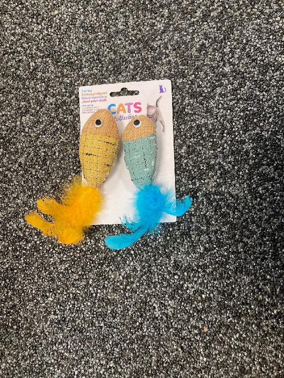 Een zogenoemd kattenspeeltje met -volgens opgave- onder andere de volgende uiterlijke kenmerken en samenstelling:
- bedoeld om katten mee te vermaken;
- 2 opgevulde 2-kleurige visjes van juteweefsel;
- een staart van een verenbundel;
- voorzien van kattenkruid;
- afmetingen van het lijfje: 8,5 cm x 4 cm x 2,5 cm.
De 2 visjes zijn verschillend van kleur en zijn tezamen op een bedrukt karton bevestigd voor de verkoop in het klein.
