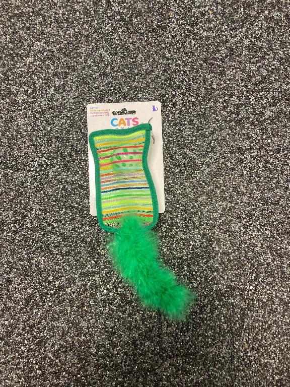 Een zogenoemd kattenspeeltje met -volgens opgave- onder andere de volgende (uiterlijke) kenmerken en samenstelling:
- voor het vermaak van katten;
- een zakje van open geweven textiel rondom voorzien van een band van textiel;
- in het zakje een kunststof balletje in 2 kleuren met gaten;
- in het balletje een belletje van onedel metaal;
- aan de bovenzijde voorzien van een pluim van een gedraaid koord met veertjes rondom gebonden;
- het zakje heeft de afmetingen van ongeveer 9 x 13 cm;
- de pluim heeft een lengte van ongeveer 12 cm.
Het geheel is voor de verkoop in het klein op een kartonnen kaart met opdruk bevestigd.
