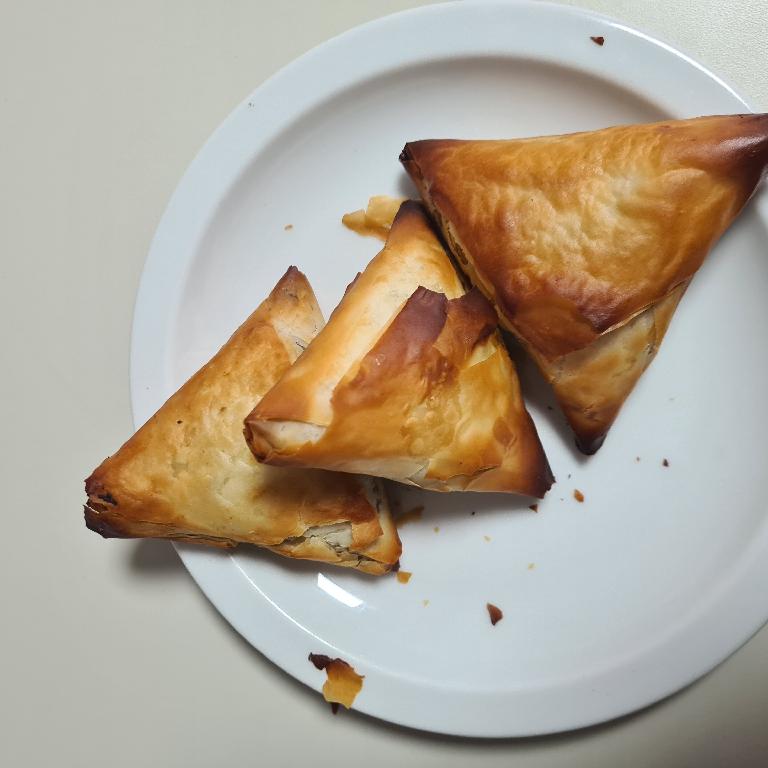Een zogenoemde briwat met -volgens opgave- onder andere de volgende kenmerken en ingrediënten:
- een snack voor menselijke consumptie;
- om af te bakken;
- filodeeg gevuld met onder andere vlees, uienringen, olijfolie en kruiden;
- het deeg bevat geen giststoffen;
- driehoekig van vorm;
- afmeting van ongeveer 10 cm;
- gewicht per 8 stuks van ongeveer 480 gram.

Per 8 stuks verpakt voor de verkoop in het klein.