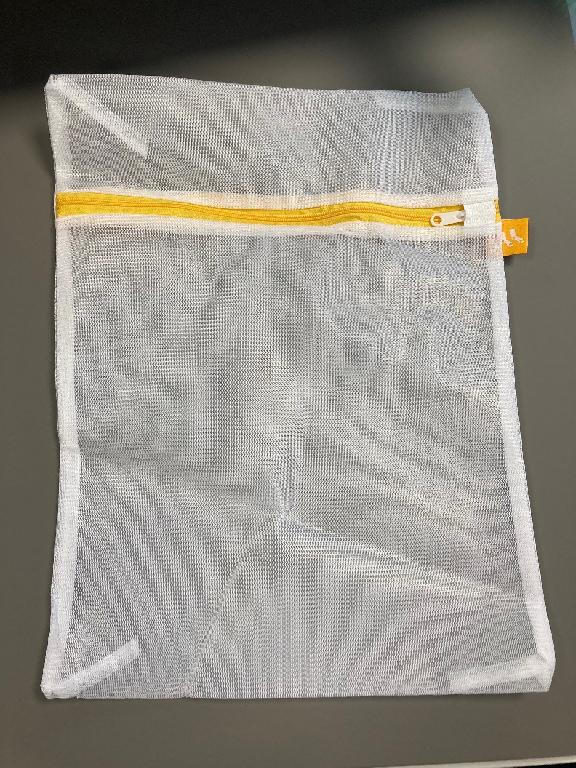 Een waszak met -volgens opgave- onder andere de volgende kenmerken:
- voor het beschermen van wasgoed tijdens het wassen;
- een net vervaardigd van een ketting breiwerk van polyester; 
- een ritssluiting;
- rechthoekig;
- afmetingen van ongeveer 27,5 X 37 cm.