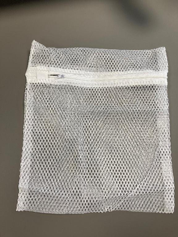 Een wasnetje met -volgens opgave- onder andere de volgende kenmerken:
- voor het beschermen van wasgoed tijdens het wassen;
- een net vervaardigd van kettinggebreid polyester;
- een ritssluiting;
- rechthoekig;
- afmetingen van ongeveer 24 x 28 cm.