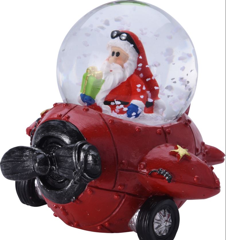 Een zogenoemde sneeuwbol met kerstman met -volgens opgave- onder andere de volgende kenmerken:
- voor decoratie in de kerstperiode;
- een samengesteld artikel;
- een voet in de vorm van een vliegtuig:
- - vervaardigd van een kunstmatige hars;
- een heldere glazen bol:
- - geplaatst op het vliegtuig;
- - daarin een kerstman met een cadeau van polyresin;
- - gevuld met een heldere vloeistof en witte deeltjes, die sneeuw voorstellen;
- - bij het schudden lijkt het alsof het sneeuwt;
- afmetingen van ongeveer 7,5 x 8 x 8 cm.