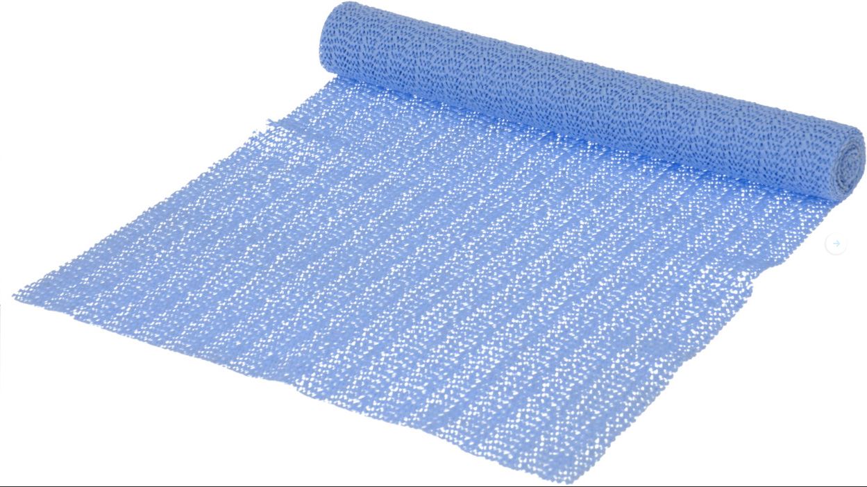 Een zogenoemde antislip ondertapijt met -volgens opgave- onder andere de volgende kenmerken:
- een op maat te knippen mat dat voorkomt dat voorwerpen kunnen verschuiven;
- voor bijvoorbeeld onder een tafel- of vloerkleed of op een dashboard;
- vervaardigd van PVC (polyvinylchloride);
- grof kettingbreiwerk dat volledig is ingebed in een -witte geschuimde- kunststof;
- rechthoekig, opgerold;
- voorzien van een papieren etiket;
- afmetingen van ongeveer 30 x 100 cm.