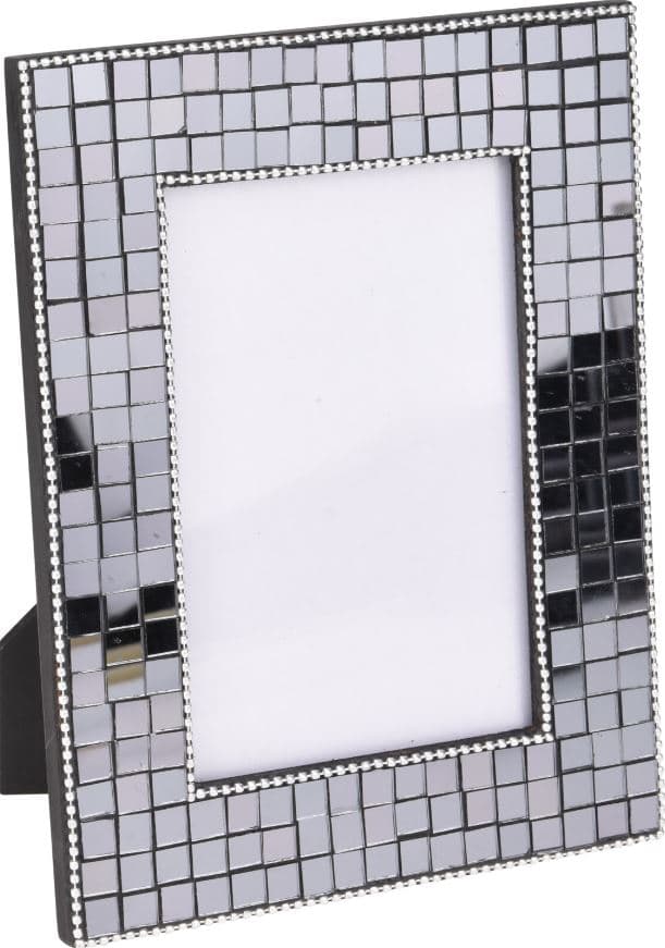 Een fotolijst met –volgens opgave- onder andere de volgende samenstelling en kenmerken:
- om foto’s of afbeeldingen in te plaatsen;
- een frame van MDF-hout;
- aan de voorzijde voorzien van vierkante stukjes spiegelglas;
- aan de randen voorzien van metaalkleurige balletjes;
- voorzien van een glasplaat;
- voorzien van een steun van MDF-hout om de lijst neer te zetten;
- afmetingen van 20 x 15 x 1 cm (l x b x h);
- de maat van de (niet meegeleverde foto) is maximaal 8,5 x 13,5 cm.