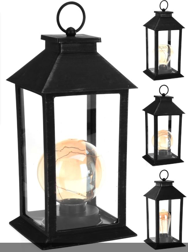 Een zogenoemde lantaarn met -volgens opgave- onder andere de volgende kenmerken en samenstelling:
- bedoeld voor sfeerverlichting;
- een behuizing vervaardigd van kunststof;
- 4 glazen ruitjes aan 4 zijdes;
- een lamp van glas met daarin een lichtsnoer met 10 druppelvormige led-lampjes;
- voorzien van een aan/uit-knop;
- werkt op 3 AAA-batterijen;
- is geschikt voor binnen- en buitengebruik;
- afmetingen van ongeveer 29 x 14 x 14 cm.