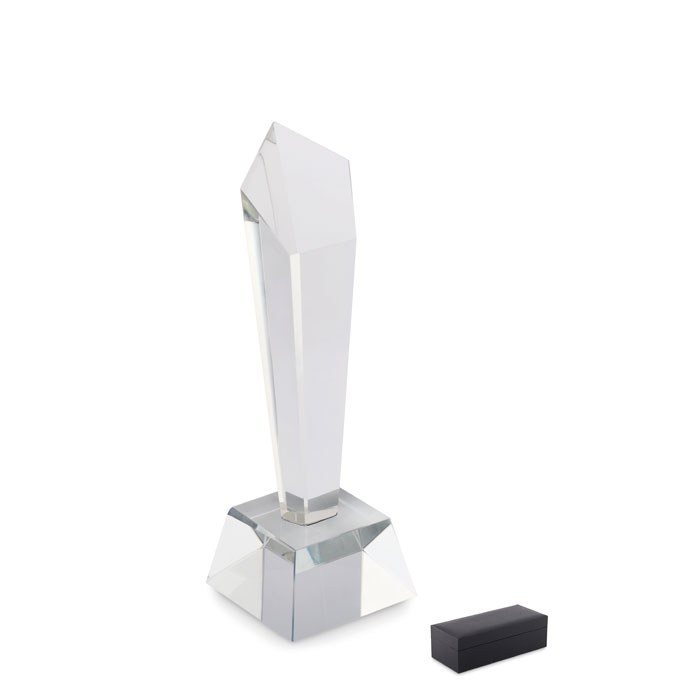Een zogenoemde kristallen award met –volgens opgave- onder andere de volgende kernmerken:
- bedoeld als trofee;
- vervaardigd van glas;
- een sokkel met daaraan vast een langwerpige vijfhoek met een taps aflopende bovenkant;
- kan worden voorzien van een tekst en/of een afbeelding.
- afmetingen van 7 x 7 x 22 cm;
- een gewicht van 1,083 kg.

Het geheel is opgemaakt voor de verkoop in het klein en wordt in een geschenkdoos aangeboden.