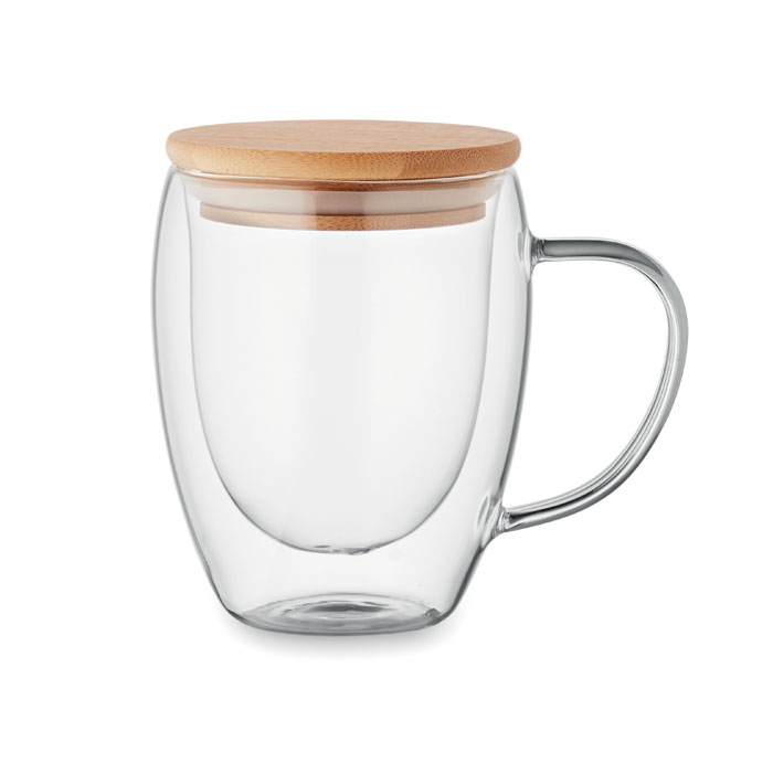 Een drinkglas met deksel met -volgens opgave- onder andere de volgende kenmerken:
- het drinkglas is vervaardigd van helder, borosilicaatglas;
- het deksel is vervaardigd van bamboe en voorzien van een siliconen ring;
- met oor;
- dubbelwandig;
- mechanisch vervaardigd;
- niet geslepen of op andere wijze versierd;
- een inhoud van 250 ml.

Het artikel is opgemaakt voor de verkoop in het klein in een doosje van karton.